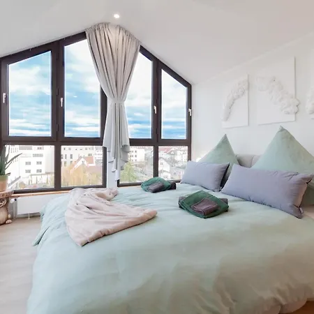 Njoy! Penthouse - Flughafen & Dachterrasse Apartment *
